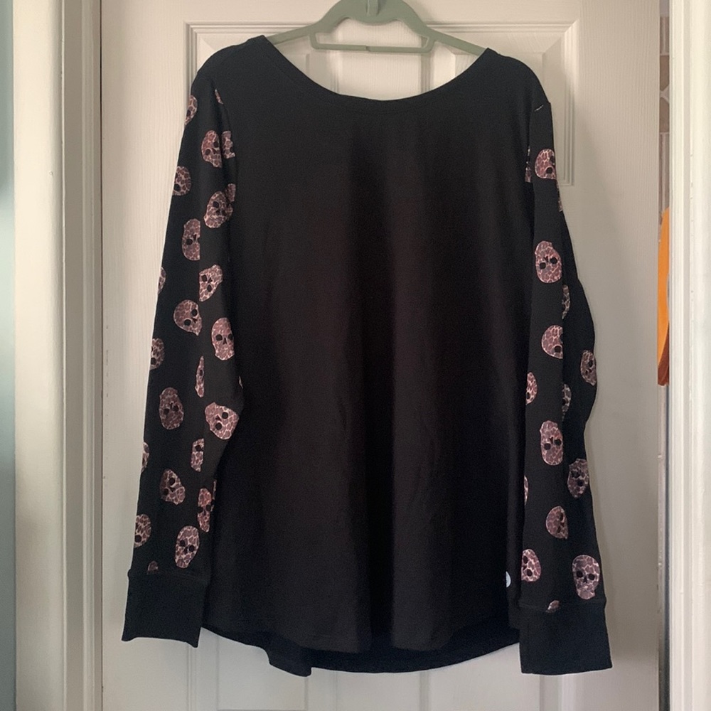 TORRID size 3 black top w/ leopard skulls, cut-outs on back, thumb-hole, NWT